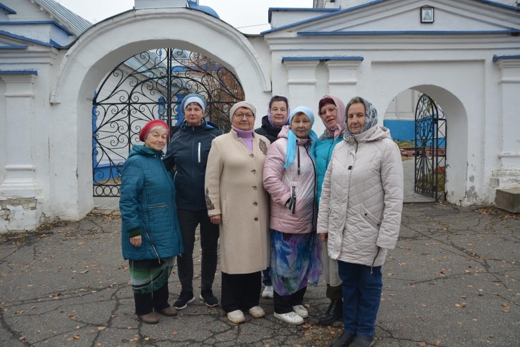 Слушатели «Школы православия» для взрослых, а также представители городских общественных организаций в сопровождении социального работника нашего Центра Кузьминой Оксаны на днях посетили Храм в честь святителя Николая Чудотворца р.п. Гремячево.